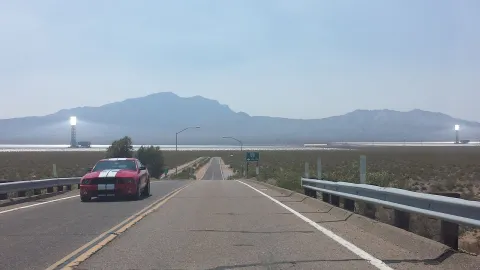 Valle de Ivanpah y las torres de la planta solar, vistas al acercarse a la instalación en mayo de 2014