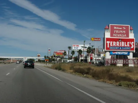 Letrero de bienvenida a Primm en la Interestatal 15 hacia el norte